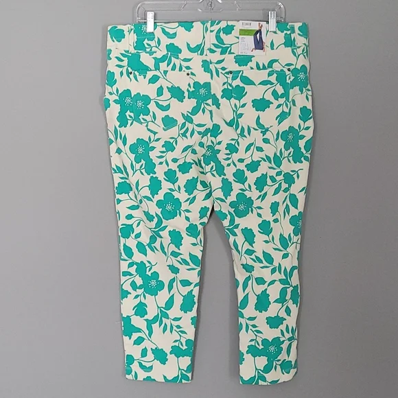 Time and Tru Green Breeze Stretch Fitted Capri Jegging - Picture 5 of 8